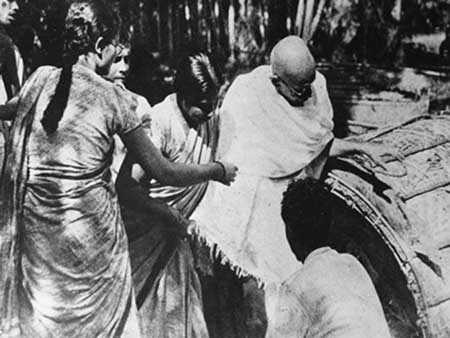 Photograph of Gandhiji alighting from a boat with Ava Gandhi.jpg